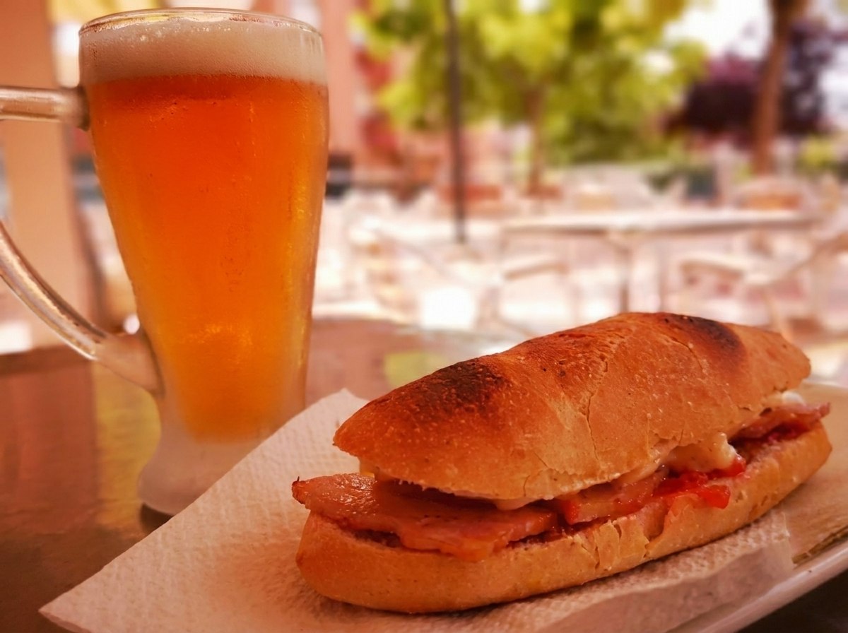 Bocadillo y cerveza en la terraza de Raíces